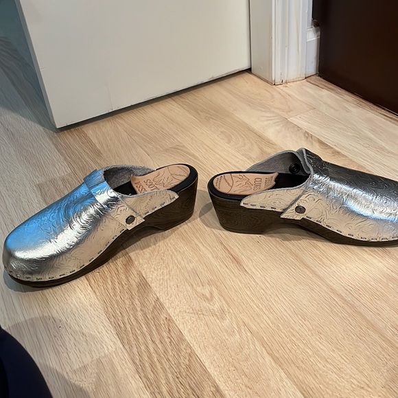 Silver embossed clogs - Picture 4 of 4